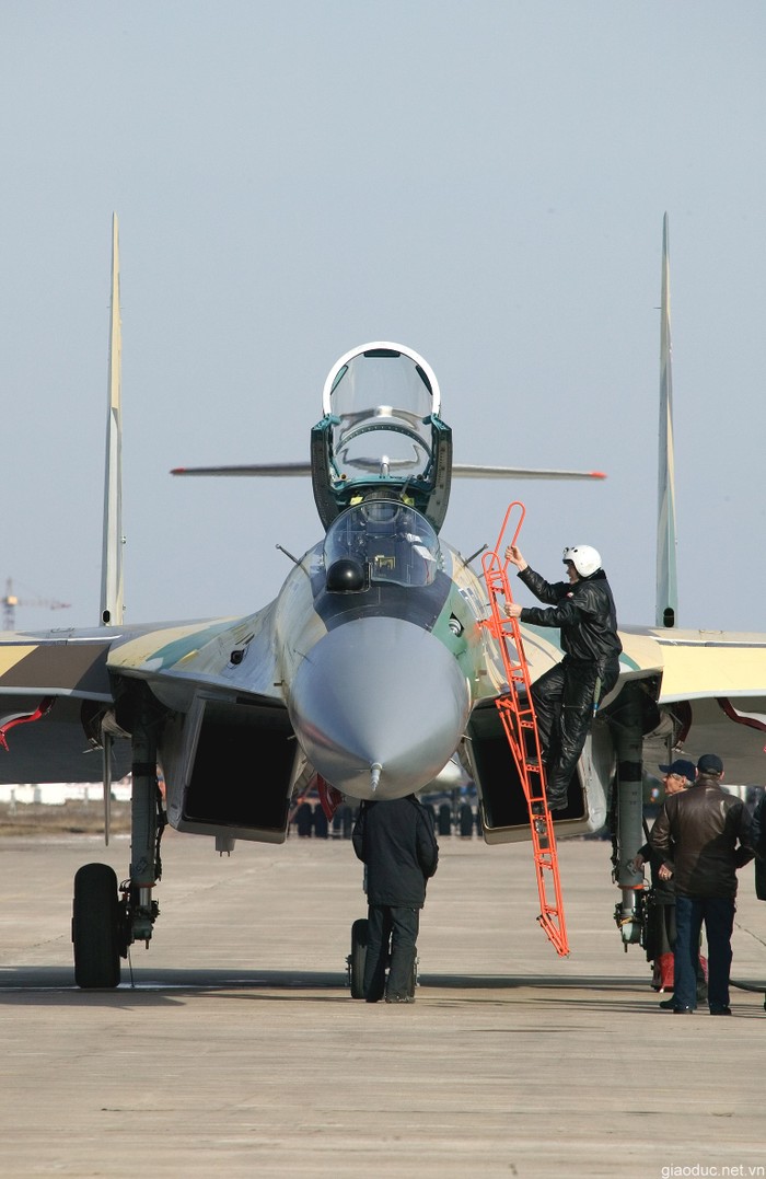 Do có các đặc trưng và thành phần của máy bay giống với Su-30MKI, Sukhoi Su-35 được xem như là người anh em với Sukhoi Su-30MKI, một phiên bản đặc biệt của Su-30.Su-35 được phát triển xa hơn nữa, và kết quả là Su-35BM.Su-35 hiện đang phục vụ với một số lượng nhỏ trong Không quân Nga.