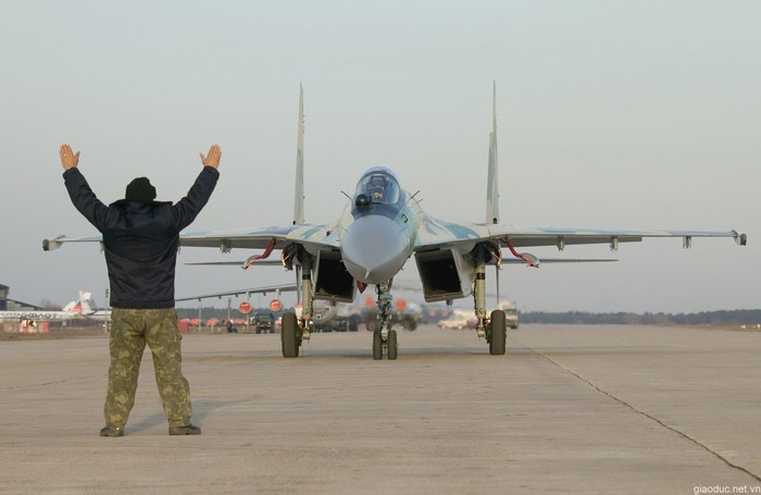 Sau đó một phiên bản cải tiến khác từ Su-35 là Su-37 'Flanker-F' đã được phát triển song song và chuyến bay thử nghiệm đầu tiên vào năm 1996.