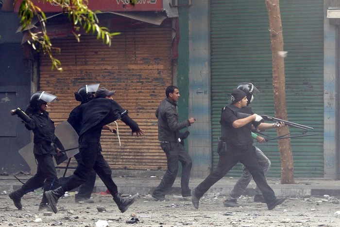 Cảnh sát bạo động Ai Cập thực thi nhiệm vụ.