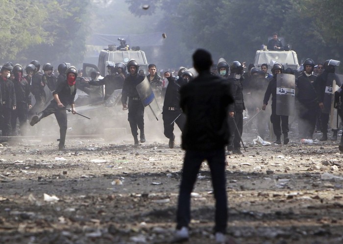 Cảnh sát bạo động Ai Cập thực thi nhiệm vụ.