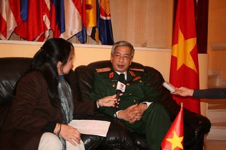 Trung tướng Nguyễn Chí Vịnh trả lời phỏng vấn của phóng viên TTXVN tại Pháp.