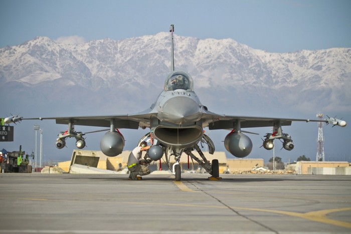 Chuẩn bị cho chiếc F-16C Fighting Falcon của Phi đội tiêm kích số 117 xuất kích từ căn cứ Bagram, Afghanistan.
