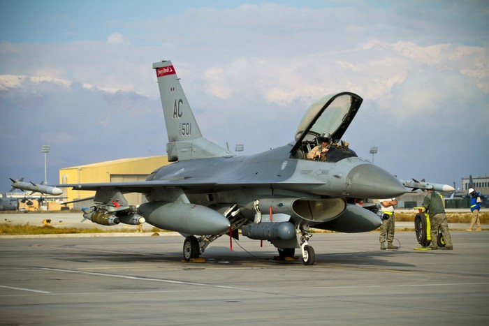 Chuẩn bị cho chiếc F-16C Fighting Falcon của Phi đội tiêm kích số 117 xuất kích từ căn cứ Bagram, Afghanistan.