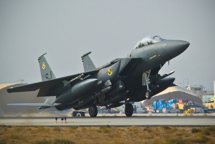 Tiêm kích F-15E Strike Eagle của Phi đội tiêm kích viễn dương số 335 hạ cánh xuống phi trường Bagram, Afghanistan hôm 18/11/2011.