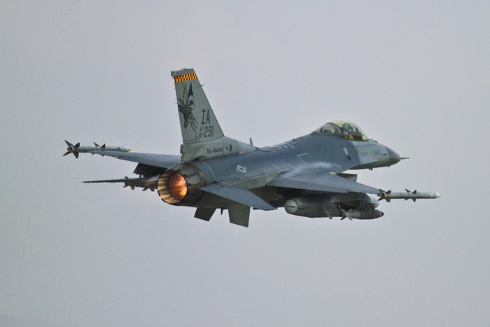 Một chiếc tiêm kích F-16C Fighting Falcon của Phi đội tiêm kích số 132 của Lực lượng vệ binh quốc gia bang Iowa cất cánh từ phi trường Bagram, Afghanistan hôm 28/11/2011.
