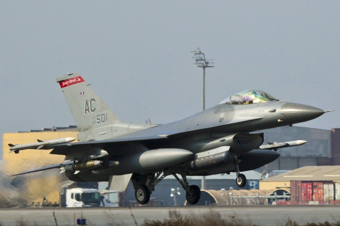 Một chiếc F-16C Fighting Falcon thuộc Phi đội tiêm kích số 117, Lực lượng vệ binh quốc gia bang New Jersey cất cánh từ phi trường Bagram, Afghanistan hôm 28/11/2011.