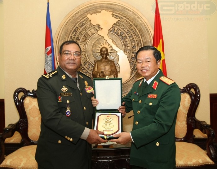 Trung tướng Đỗ Bá Tỵ (bên phải) và Đại tướng Hing BunHieng