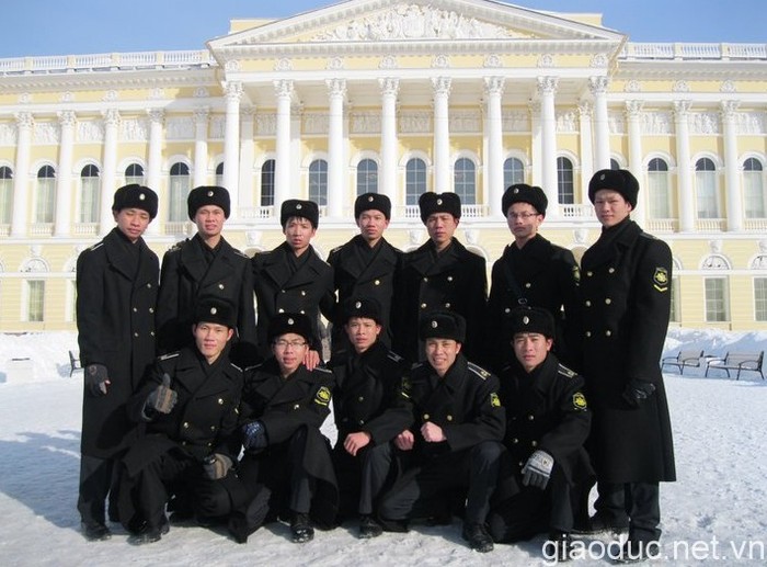Tân Hoa xã ngày 1/12 cho biết, gần đây, một nhóm học viên Hải quân Việt Nam đã chụp một số hình ảnh tại trường quân sự Nga và đăng tải trên mạng internet. (Ảnh:Học viên hải quân Việt Nam tại Nga)