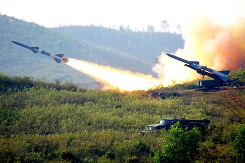 Đúng 8 giờ ngày 4-12, cuộc diễn tập bắn đạn thật năm 2011 của Quân chủng PK-KQ bắt đầu. Tên lửa C75 rời bệ phóng, hướng về phía mục tiêu