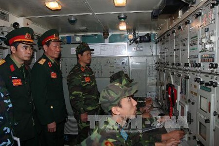 Các tướng lĩnh Bộ Quốc phòng theo dõi, giám sát quá trình tìm mục tiêu bằng ra đa trong xe chỉ huy tên lửa phòng không C 300