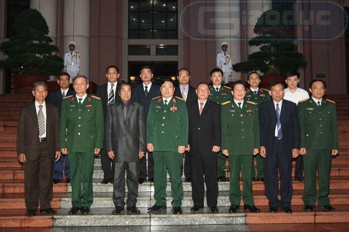 Đại tướng Phùng Quang Thanh chụp ảnh lưu niệm với đoàn Bộ Nội vụ Vương quốc Campuchia