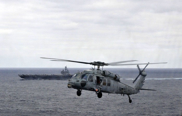 Đại Tây Dương: Một chiếc trực thăng MH-60S Sea Hawk thuộc Phi đội máy bay trực thăng chiến đấu số 9 xuất phát từ tàu sân bay USS George H.W. Bush (CVN 77) vừa thực hiện nhiệm vụ bay tuần tra bảo vệ tàu mẹ.