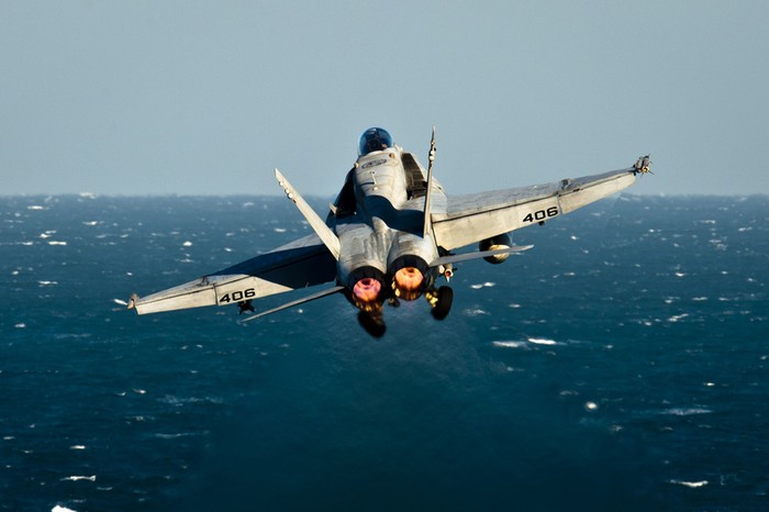 Vịnh A Rập: Một chiếc F/A-18C Hornet cất cánh từ tàu sân bay USS John C. Stennis (CVN 74).