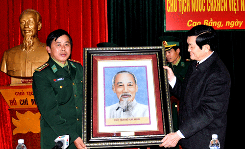 hủ tịch nước Trương Tấn Sang tặng quà cho cán bộ, chiến sĩ đồn BP Đàm Thủy