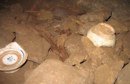 2 chiếc bát tìm thấy trong mộ.