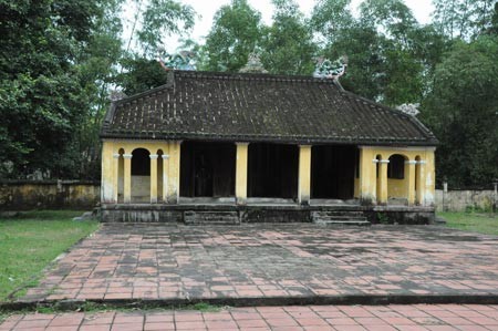 Ngôi đình cổ làng Thạch Tân.