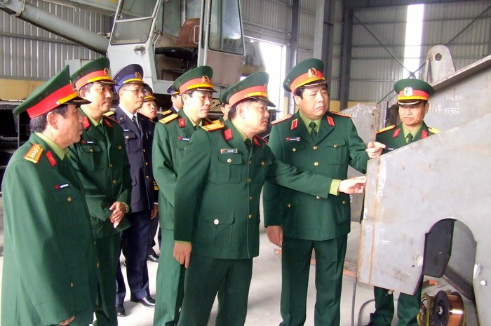 Đại tướng Phùng Quang Thanh kiểm tra thiết bị tại nhà xưởng mới của Xí nghiệp Liên hợp Sông Thu.