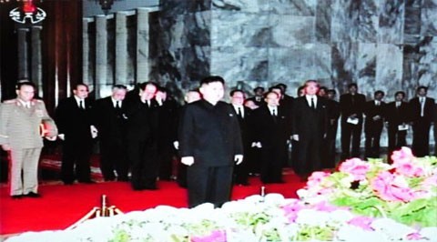 Đại tướng Kim Jong-un cùng các quan chức đảng, chính phủ và quân đội Triều Tiên tới viếng thi hài của Chủ tịch Kim. Ảnh chụp màn hình: AFP