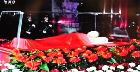 Thi hài của Chủ tịch Kim được phủ vải đỏ và đặt trong quan tài bằng kính. Ảnh chụp màn hình: AFP