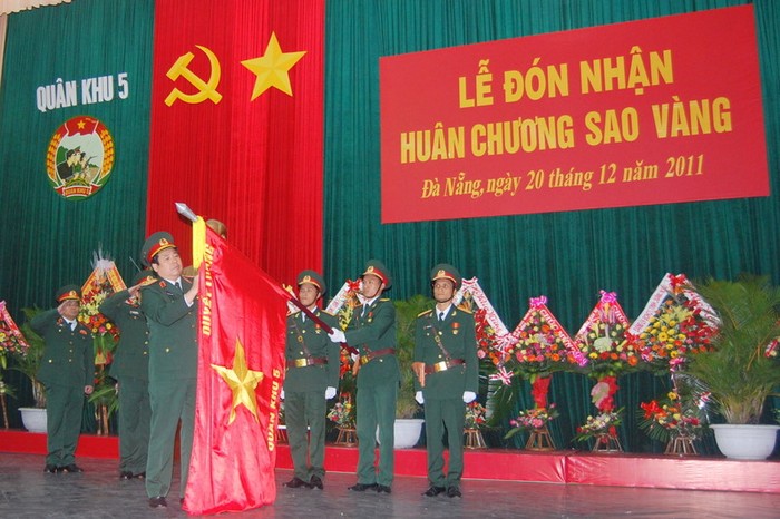 Đại tướng Phùng Quang Thanh trao Huân chương Sao Vàng cho Bộ Tư lệnh Quân khu 5