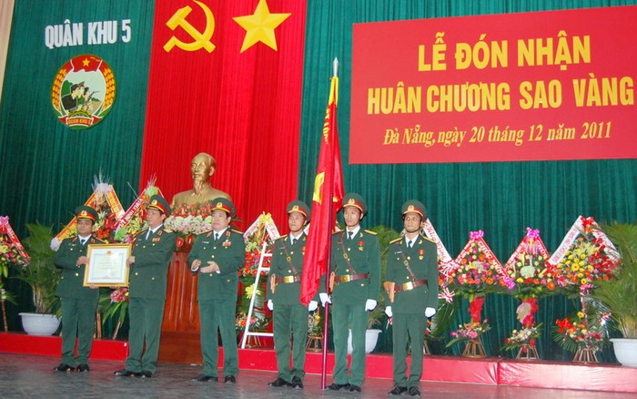 Đại tướng Phùng Quang Thanh trao Huân chương Sao Vàng cho Bộ Tư lệnh Quân khu 5