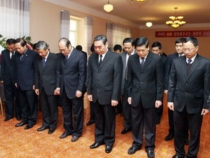 Đoàn đại biểu Trung ương Đảng viếng Nhà lãnh đạo Triều Tiên Kim Jong-Il. (Ảnh: Nguyễn Dân/TTXVN)