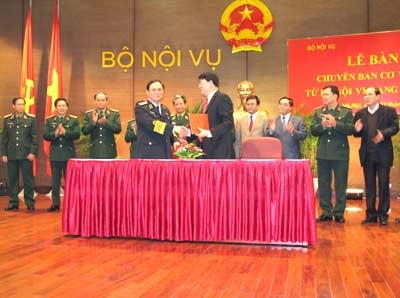 Thứ trưởng Bộ Nội vụ Nguyễn Tiến Dĩnh và Thứ trưởng Bộ Quốc phòng, Đô đốc Nguyễn Văn Hiến ký kết văn bản chuyển giao