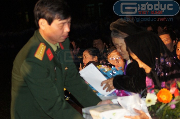 Mới đây, tháng 12-2011, Lữ đoàn vinh dự được Bộ Tư lệnh Tăng Thiết giáp chọn làm đơn vị đăng cai tổ chức Hội nghị tổng kết các hoạt động Năm Thanh niên 2011 trong toàn Binh chủng.Ảnh: Tri ân Mẹ Việt Nam anh hùng
