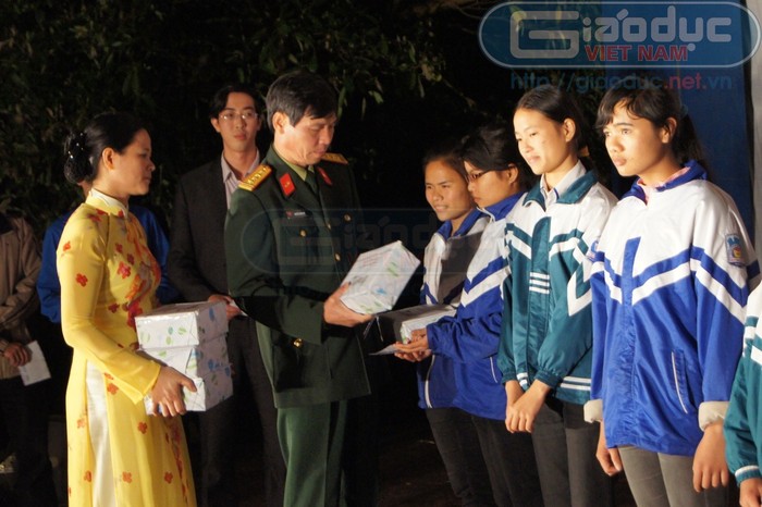 Với những kíp xe thiện chiến, dày dặn kinh nghiệm, Lữ đoàn hiện đóng quân ở một huyện biên giới của tỉnh Nghệ An, với nhiệm vụ huấn luyện, sẵn sàng chiến đấu trên nhiều địa bàn chiến lược ở Miền Trung. Đặc biệt, đây cũng chính là một đơn vị dự bị chiến lược của Bộ Quốc phòng Việt Nam. Ảnh: Động viên học sinh nghèo học giỏi trên địa bàn đóng quân