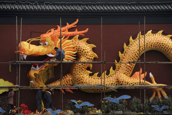 Trang trí biểu tượng Năm Rồng đón năm mới theo lịch âm của người Trung Quốc. Ảnh chụp tại Nam Kinh.