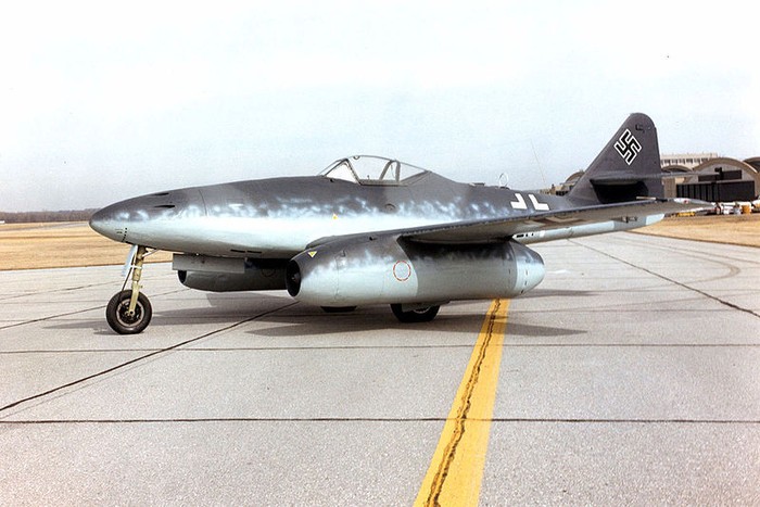 Thế hệ tiêm kích phản lực thứ nhất này có thể chia thành 2 nhóm chính: những máy bay tiêm kích thời kỳ Chiến tranh Thế giới II như Me 262 và những máy bay tiêm kích thế hệ thứ nhất đã hoàn thiện như loại F-86 và MiG-15 sử dụng trong Chiến tranh Triều Tiên. ẢNH: Me 262, loại máy bay tiêm kích phản lực đưa vào chiến đấu đầu tiên.
