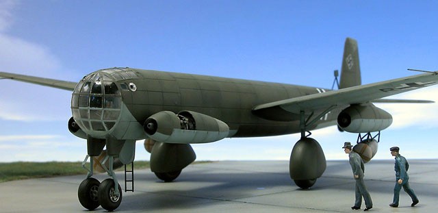 Junkers Ju 287 được trang bị 4 động cơ Junkers Jumo 004, thiết kế kiểu cánh xuôi trước mang tính cách mạng và được chế tạo phần lớn từ những linh kiện của các máy bay khác.(mô hình)