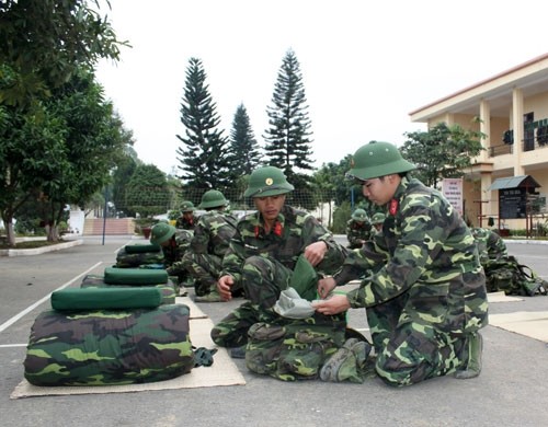 Cán bộ, chiến sĩ Đại đội 2 (Tiểu đoàn công binh vật cản 93), kiểm tra quân tư trang trước khi hành quân cơ động thực hiện nhiệm vụ