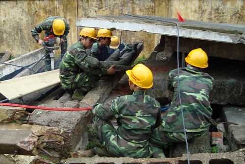 Tìm kiếm cứu cứu nạn tại các công trình sập đổ là nhiệm vụ mà cán bộ, chiến sĩ của Tiểu đoàn công binh vật cản 93 luôn sẵn sàng phải đối mặt. Ảnh: Quang Tuấn