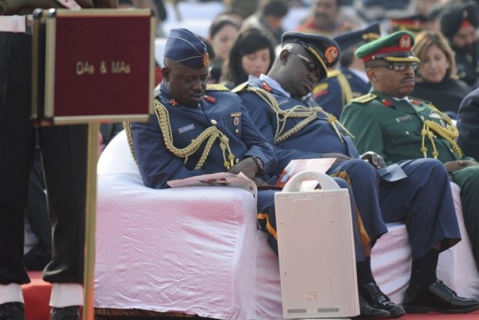 Tùy viên quân sự ngủ gật trong lễ diễu binh của quân đội Ấn Độ ảnh 1