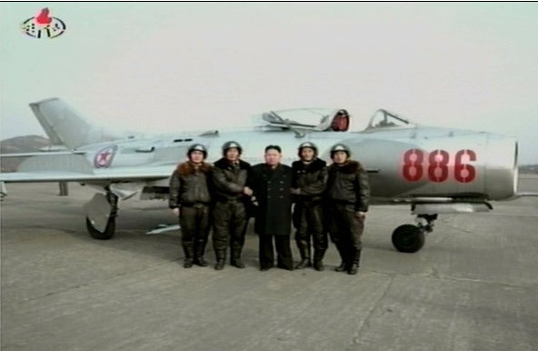 Tướng trẻ Kim Jong un thăm một đơn vị không quân