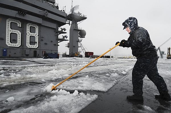 Nhân viên hảiquân đang dọn băng đóng trên tàu sân bay USS Nimitzí (CVN 68) ở BREMERTON, Washington (ngày 20/1)