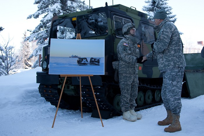 Tư lênh Lục quân Mỹ Gen. Raymond T. Odierno đến thăm căn cứ liên quân Base Elmendorf-Richardson ở Alaska.