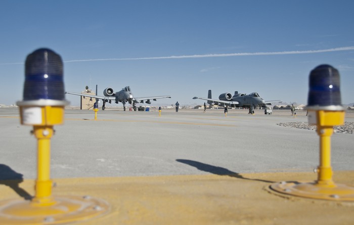 Chiến đấu cơ không trợ tầm gần A-10 Thunderbolt II của Không quân Mỹ tại căn cứ không quân Kandahar, Afghanistan (ngày 20/1).