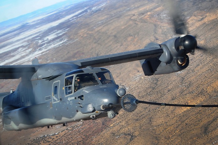 Trực thăng CV-22 Osprey từ máy bay MC-130J Combat Shadow II ở bang New Mexico trong khi thực hiện một chiến dịch bay đặc biệt