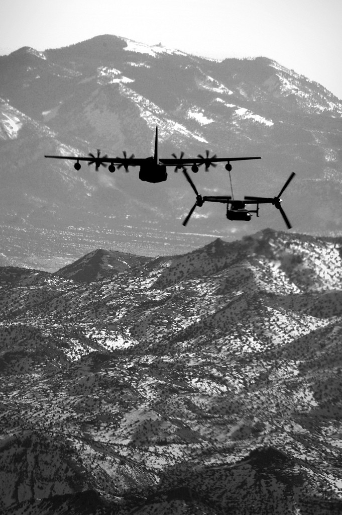 Trực thăng CV-22 Osprey từ máy bay MC-130J Combat Shadow II ở bang New Mexico trong khi thực hiện một chiến dịch bay đặc biệt.