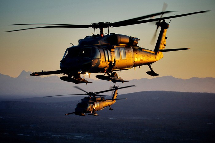 Hai chiếc trực thăng HH-60 Pave Hawk của Không quân Mỹ đang bay trên địa phận Alaska (ngày 13/1)