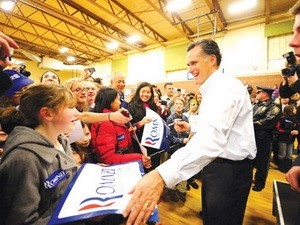 Ứng viên Mitt Romney gặp gỡ các em học sinh ở Trường Trung học McKelvie, bang New Hampshire. (Nguồn: AFP)