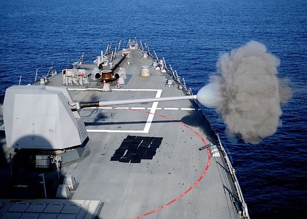 Pháo MK-45 trên chiến hạm USS Halsey (DDG 97) của Hạm đội 5, Hải quân Mỹ đang nhả đạn. (ngày 19/1/2012)