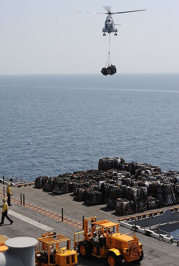 Trực thăng SA330J Puma đang cẩu hàng lên chiến hạm đổ bộ USS Makin Island (LHD 8) trên Biển A Rập (ngày 16/1/2012).