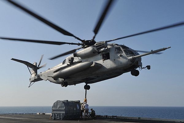 Trực thăng CH-53E Super Stallion đang chuyển hàng lên chiến hạm đổ bộ USS Makin Island (LHD 8) trên Biển A Rập (ngày 16/1/2012).