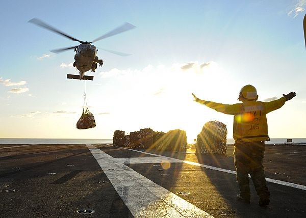 Trực thăng HH-60H Sea Hawk đang cẩu hàng lên bong chiến hạm - tàu sân bay USS Enterprise (CVN 65) đang có mặt trên Đại Tây Dương (ngày 20/1/2012).