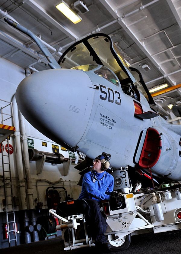 Nhân viên kỹ thuật đang kiểm tra máy bay trong nhà chứa của tàu sân bay USS Abraham Lincoln (CVN 72) đang có mặt tại Biển A Rập (ngày 20/1/2012).