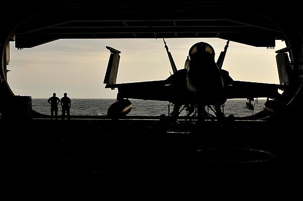 Bên trong khoang chứ máy bay của hàng không mẫu hạm USS Carl Vinson (CVN 70) đang có mặt trên Biển A Rập (ngày 21/1/2012).