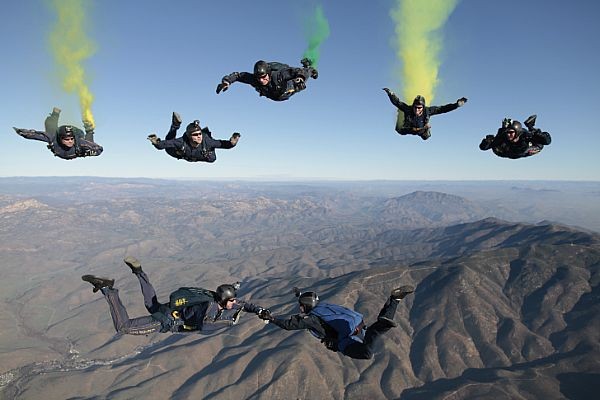 Binh sỹ đặc nhiệm của Hải quân Mỹ luyện tập nhảy dù tại bang California (ngày 19/1/2012).